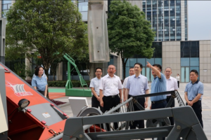 重庆市政府副市长郑向东赴重庆智慧农服集团考察调研，重庆智慧星光农机有限公司现场展示研发成果