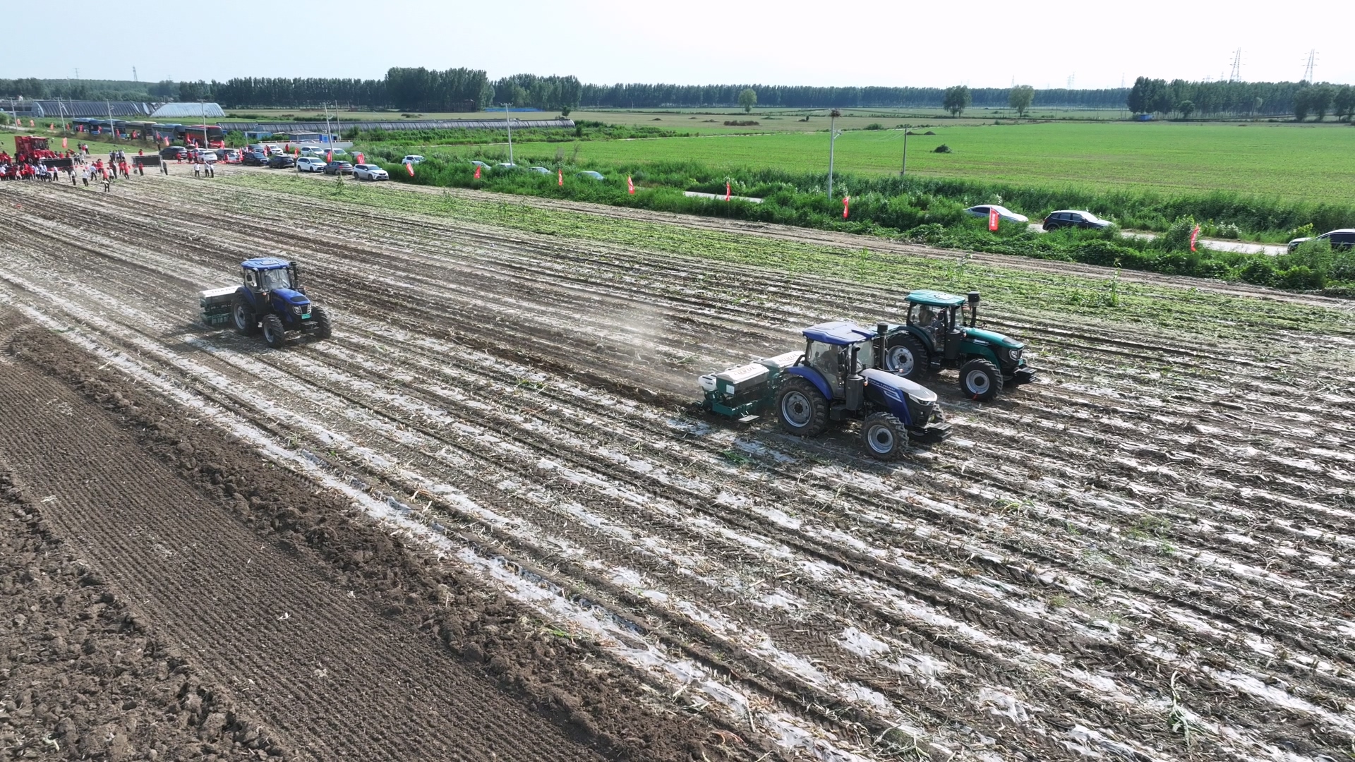 5雷沃拖拉机播种作业