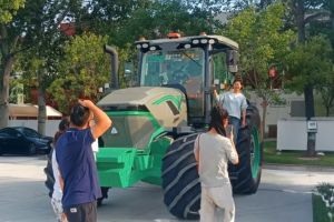 临工农机高端智能产品亮相2025年中国农民丰收节